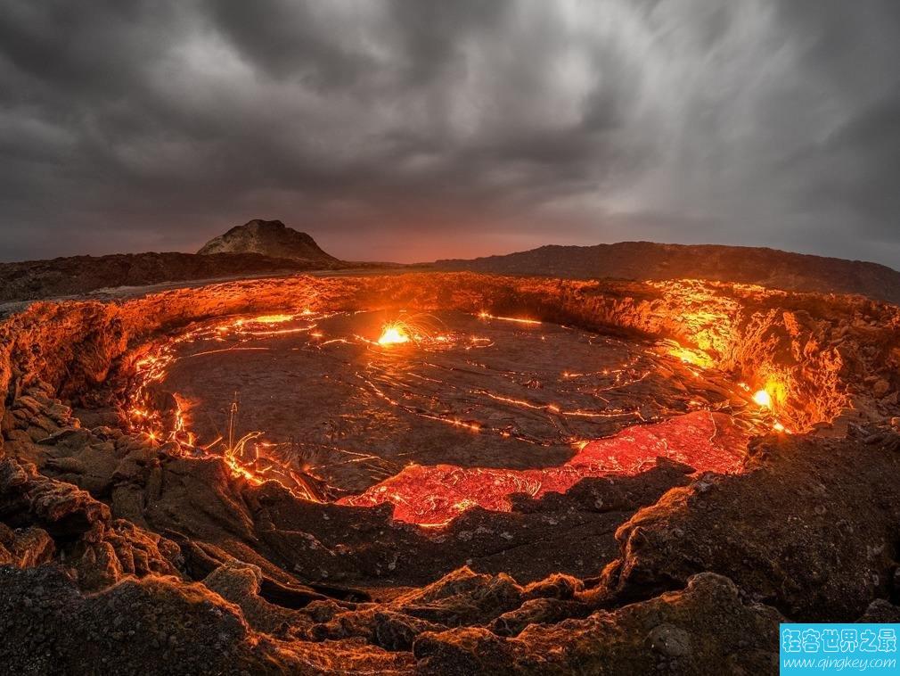 人掉进火山岩浆会剩下什么东西?