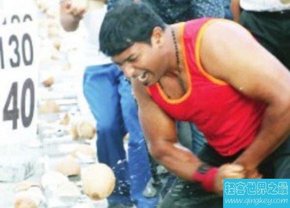 世界上最铁的手，印度猛男徒手1分钟劈开124个椰子