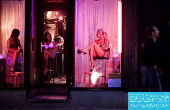 阿姆斯特丹红灯区完全合法，容纳三百多位妓女做生意