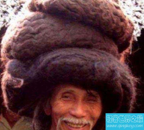 世界上头发最长的男人，头发长度是超过了6米