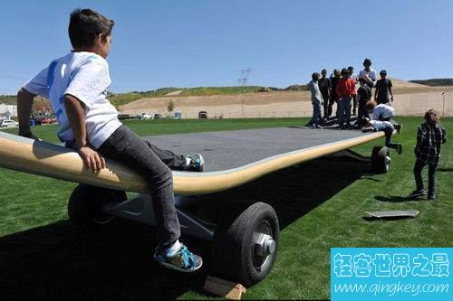 世界上最大的滑板，能站40多人。
