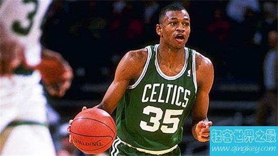 雷吉·刘易斯一生热衷篮球，年仅27岁死于心脏病