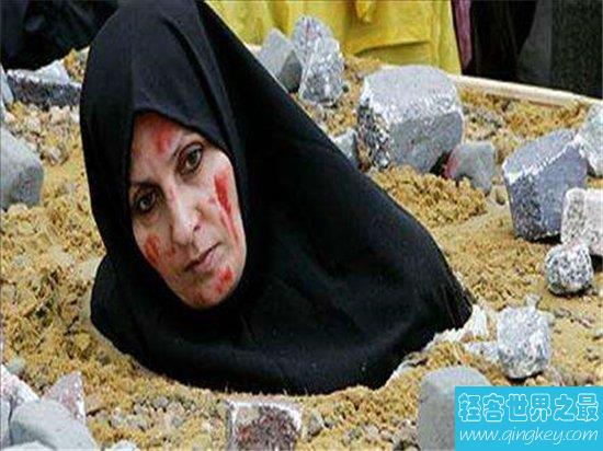 伊朗石刑惨无人道，把身体埋在土里用石头砸头而死