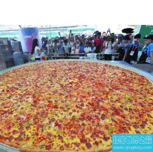 世界最大披萨，长度达到了1595米上千人一起共享。