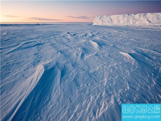 南极冰盖坚硬厚重且广阔，如今采用卫星监控勘测
