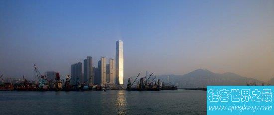 吉尼斯世界纪录的环球贸易广场是香港的西九龙，手法却是仿照美国的