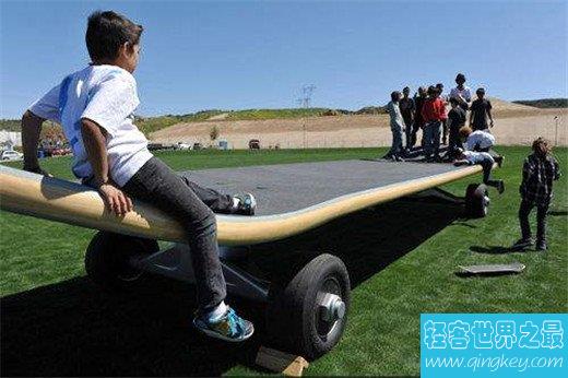 世界上最大的滑板，长11米可站40人（体积和公交一般）