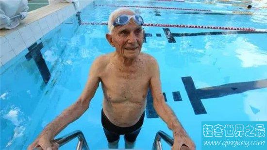 95岁大爷打破游泳世界纪录 60年一直锻炼从未间断