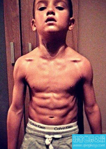 世界上最年轻的健身男孩，每天做五百个俯卧撑
