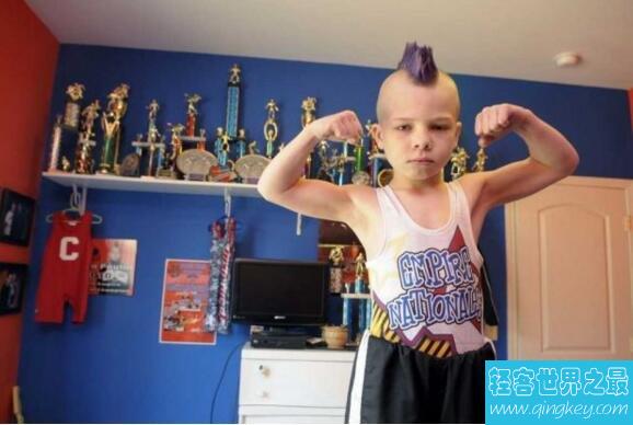 8岁的摔跤神童斯蒂夫·波林，已签约世界级格斗联赛