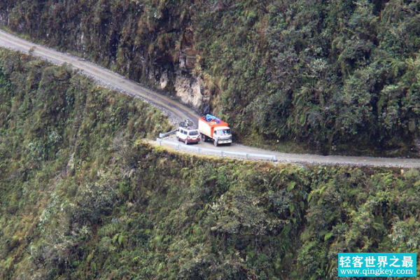 世界上最危险的公路:最窄处只容一车(外侧万丈深渊)