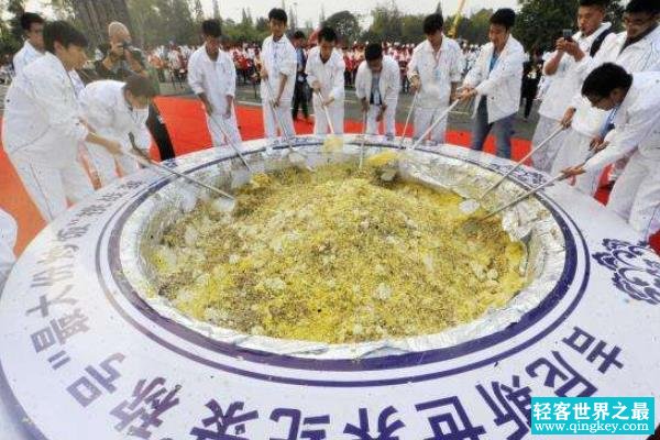 世界上最大的炒饭:足足花费15万元(炒出4吨重炒饭)