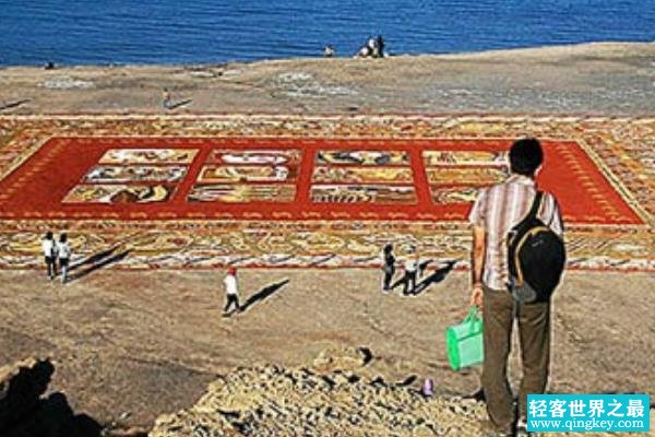 世界上最大的砂地毯:占满一个半足球场(用了70种彩砂)