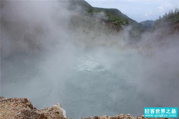 世界上最奇特的湖 沸湖（不断冒着热气的湖）