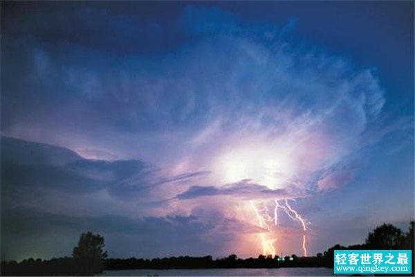 世界上最长的闪电 长达321公里发生在俄克拉荷马州