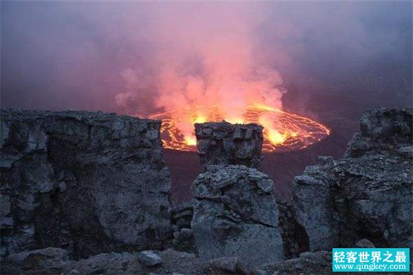 世界上最大的岩浆湖 尼拉贡戈火山（位于非洲东部）