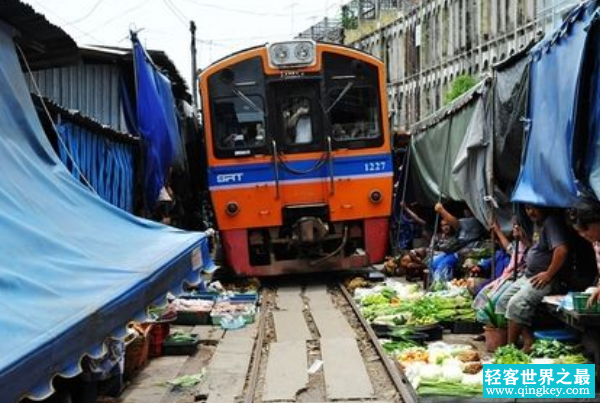 世界上最危险的集市：每天八列火车横穿集市(和人们擦肩而过)