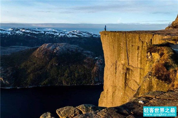 世界上最吓人的景点是什么 在挪威布道石景点有什么惨案