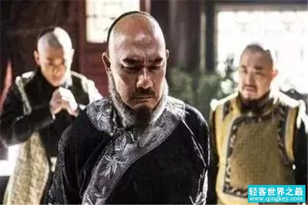 讷亲是太后的什么人：太后的亲戚（借助讷亲牵制皇帝）