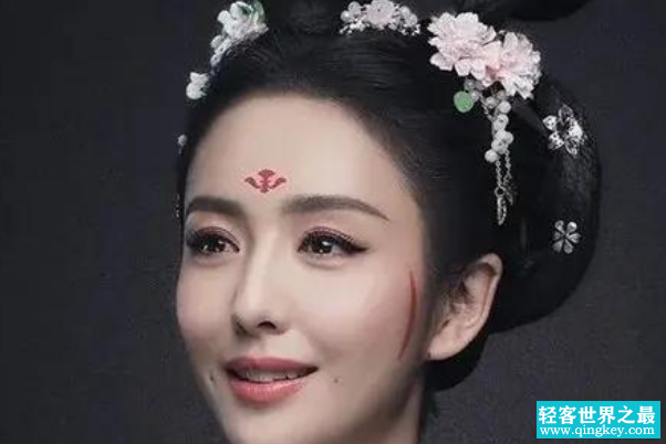 花钿是用什么画上去的：化妆刷(古代是剪花样贴在额上)