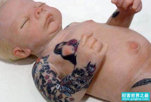 在婴儿身上刺青 知道真相后却点赞