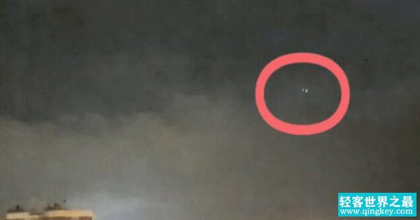 西班牙雷暴天现UFO 银色光圈在空中盘旋场面让人震撼