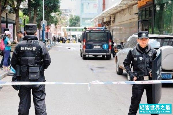安徽持枪劫持人质事件:警方对峙嫌犯八小时(街头枪战)