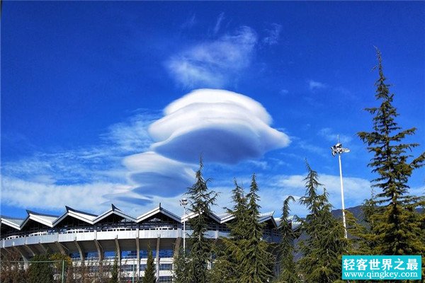 云南泸沽湖UFO视频录像 上空出现奇异发光物体（神奇）