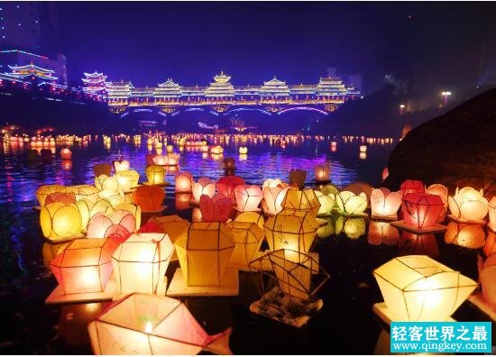 中元节 中国传统祭祖节日(每年农历7月15日)