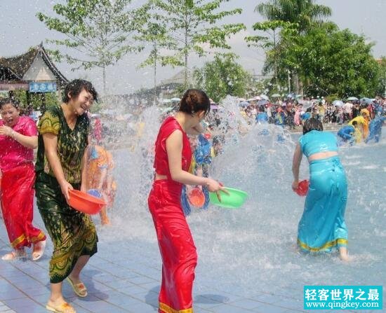 傣族最隆重的节日，泼水节(代表傣族的新年/少数民族)