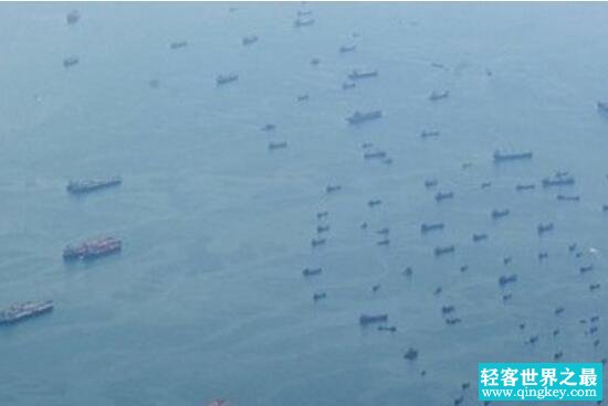 史上最庞大幽灵船队聚集新加坡海岸，船运下降船只被抛弃