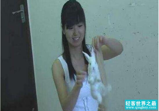 虐兔女残忍虐待兔子事件 20岁变态女将兔子活活踩死