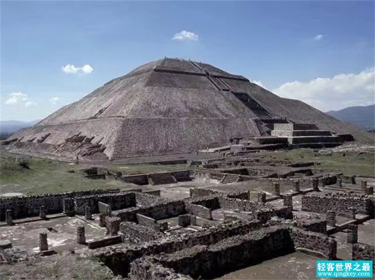 宏伟的阿兹特克金字塔表现了他们极高的建筑艺术和天文地理知识