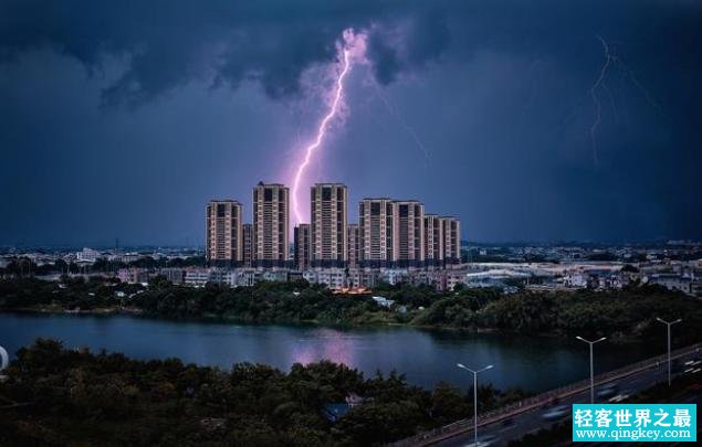 重新上空出现了雷暴活动，居然有不明飞行物坠落（电击飞行器）